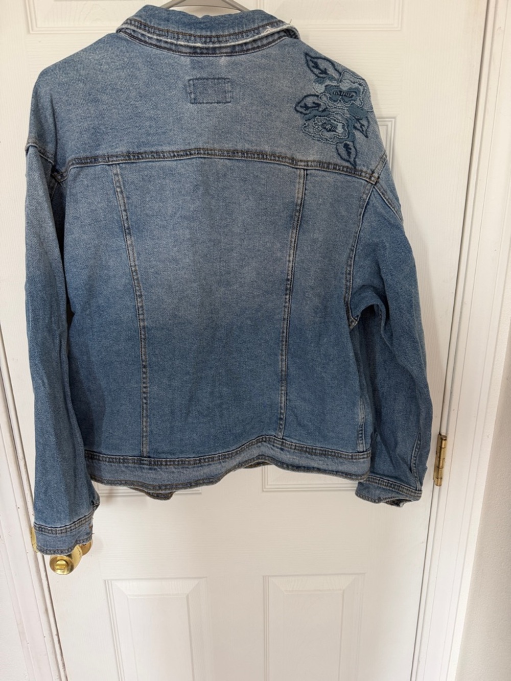 Universal Thread Light Blue Denim Jacket with Floral Embroidery - Picture 4 of 5